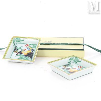 deux petits plats carrés décorés d'oiseaux, présentés dans un coffret cadeau