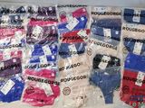 Une pile de chaussettes rouges, blanches et bleues est posée sur une table
