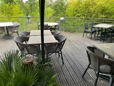 des tables et des chaises sur la terrasse d'un restaurant