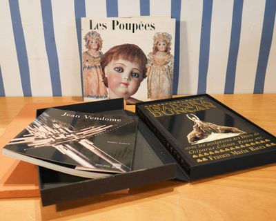 deux livres posés sur une table en bois, à côté d'un livre