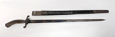 une paire d'épées chinoises anciennes sur fond blanc