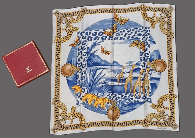 MUST DE CARTIER. Carré en soie imprimé damassé à motif safari à d