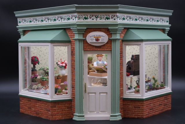 Diorama - « Le fleuriste » scène d’intérieur, fleuriste dans sa b...
