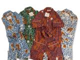 Trois pyjamas pour homme sont alignés sur une surface blanche