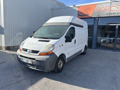 une camionnette blanche garée devant un bâtiment dans un parking