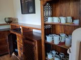 une armoire en bois dans un coin de la pièce