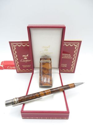 a pen that is sitting in a box next to a box