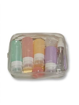un récipient en plastique contenant des brosses à dents et du dentifrice
