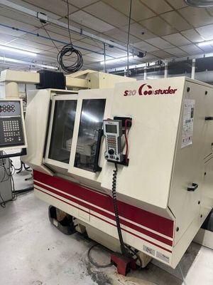 une machine qui se trouve à l'intérieur d'un bâtiment