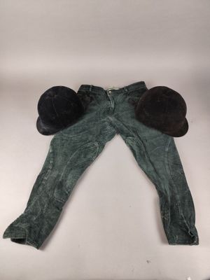 un jean et une casquette posés sur une surface blanche