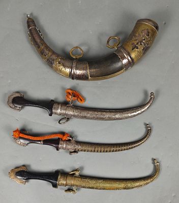 Plusieurs types d'objets métalliques sont exposés sur une table