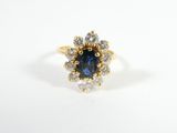 une bague à grappe sertie d'un saphir bleu et de diamants