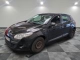 la photo d'une voiture noire garée dans un garage