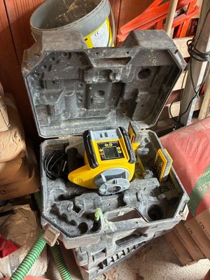 une boîte à outils contenant des outils, posée sur le sol