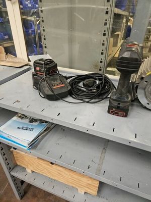 certains outils sont posés sur une étagère dans une pièce