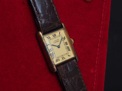 une montre posée sur un morceau de tissu rouge