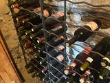 de nombreuses bouteilles de vin rangées dans un casier à vin, dans une pièce