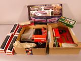 beaucoup de trains miniatures dans une boîte sur une table