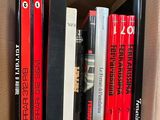 de nombreux livres empilés les uns sur les autres dans une boîte
