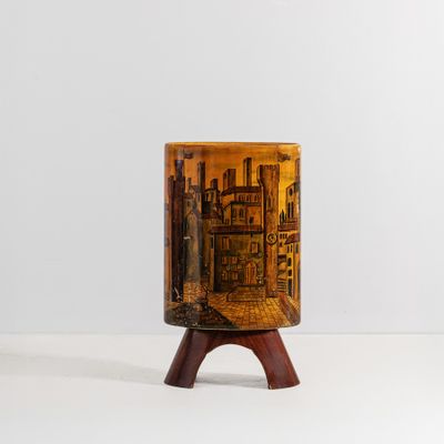 un petit vase orné d'une image représentant une ville