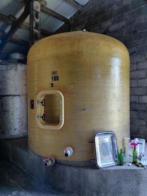 un grand réservoir jaune posé au milieu d'un bâtiment