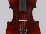 un vieux violon avec un archet sur fond blanc