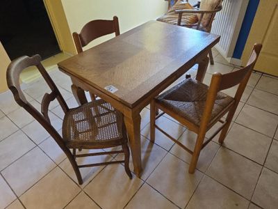 une table et des chaises dans une pièce carrelée