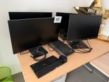deux écrans d'ordinateur et un clavier sur un bureau