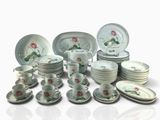 une photo montrant un ensemble de plats et de tasses en porcelaine