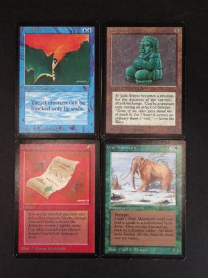 quatre cartes aux motifs différents sont disposées sur une surface noire