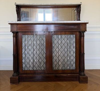 une armoire en bois surmontée d'un miroir
