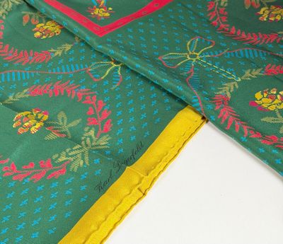 ERRÉ, carré de soie ou grande écharpe fond vert imprimé à dé…