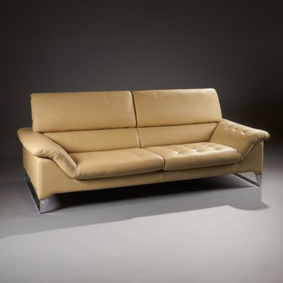 ROCHE-BOBOIS. Canapé deux places garni de cuir beige grainé.…