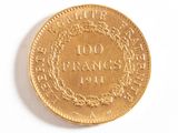 une image d'une pièce d'or sur une surface blanche