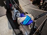 un chariot à bagages sur lequel sont posés tout un tas de vêtements