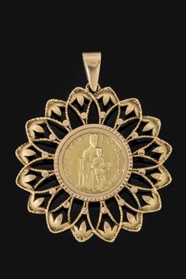 un gros plan d'une médaille d'or sur fond noir