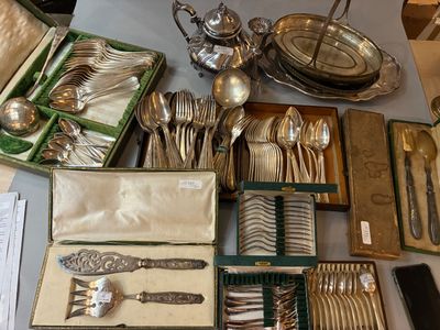 une table avec de l'argenterie et des couverts sur celle-ci