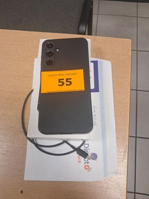 un téléphone portable posé sur une table