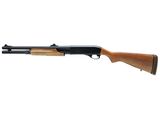 un fusil de chasse avec une crosse et un canon en bois
