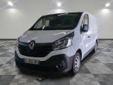 une camionnette blanche garée dans une pièce