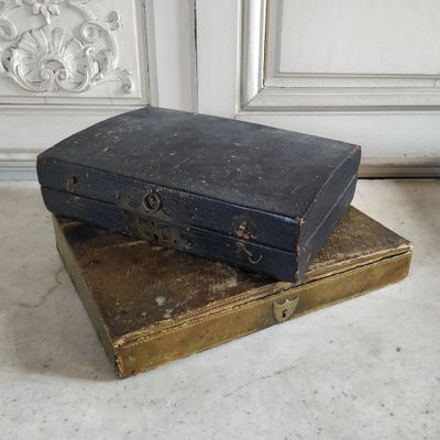 ANGLETERRE, XVIIIe Une écritoire en bois gainée de cuir, ouv…