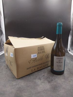 une bouteille de vin à côté d'un carton de vin