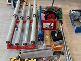 beaucoup d'outils par terre, à côté d'un bateau