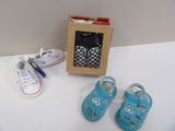 une boîte contenant une paire de chaussures et une paire de chaussons pour bébé