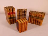plusieurs vieux livres empilés sur une table