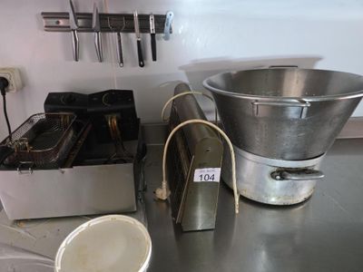 un saladier et un mixeur posés sur le plan de travail d'une cuisine