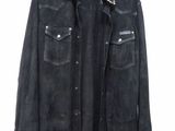 La veste est noire et comporte des clous sur le col.