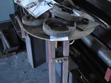 une image d'une machine qui travaille sur une pièce de métal