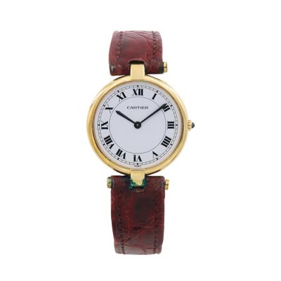 gros plan d'une montre-bracelet avec des chiffres romains