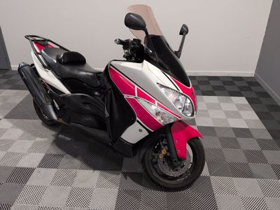 un scooter garé dans une pièce au sol carrelé